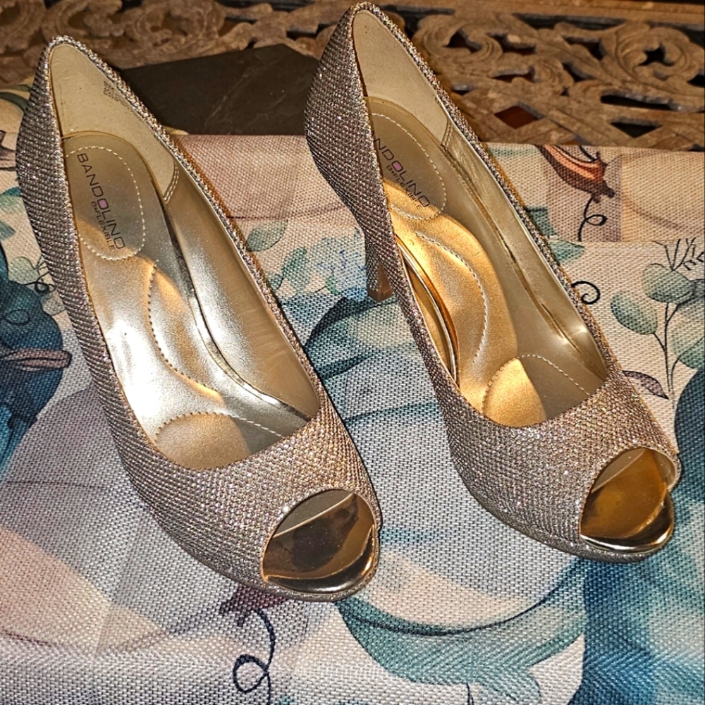Bandolino Gold Heels Elegant Peep-Toe Design